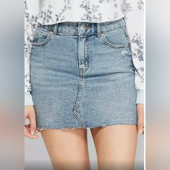 NWT Wild Fable Women's 5 Pocket Denim Frayed Hem Mini Skirt Size 6 - Picture 1 of 8